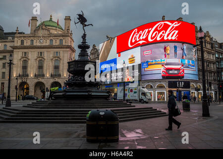 Piccadilly Circus un affollato luogo di incontro e una attrazione turistica nel proprio diritto. Il Circus è particolarmente noto per i suoi video display e insegne al neon montati su l'edificio ad angolo sul lato settentrionale, nonché il Shaftesbury memorial fontana e la statua che popolarmente viene erroneamente creduto di essere di Eros Foto Stock