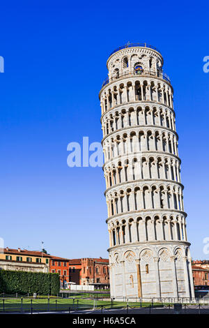 Il bianco e il grazioso campanile nella città di Pisa, Italia. Alla famosa torre pendente di Pisa contro pulito cielo blu Foto Stock