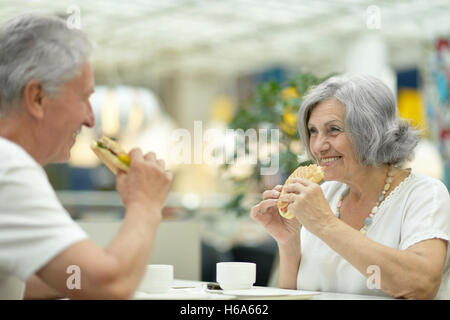 Bella coppia di anziani di mangiare fast food Foto Stock