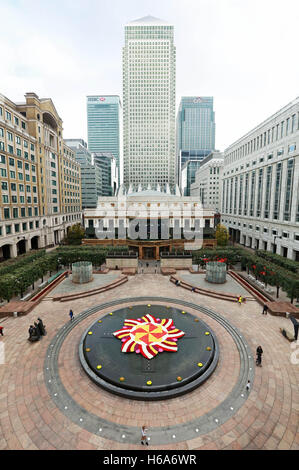 Solo uso EDITORIALE UN 9x9m rangoli-stile di installazione di fiori nella fontana a Cabot Square, Canary Wharf, London, realizzata con oltre 6 mila fiori per celebrare Diwali, la festa della luce. Foto Stock