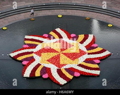 Solo uso EDITORIALE UN 9x9m rangoli-stile di installazione di fiori nella fontana a Cabot Square, Canary Wharf, London, realizzata con oltre 6 mila fiori per celebrare Diwali, la festa della luce. Foto Stock