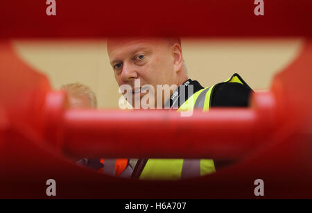 Segretario dei trasporti Chris Grayling durante una visita a Miller UK Ltd a Cramlington, Northumberland, che fa di attrezzature per la costruzione e il movimento terra industries, dove egli ha illustrato i vantaggi dell'espansione ha annunciato ieri l'aeroporto di Heathrow con la prevista costruzione di una terza pista. Foto Stock