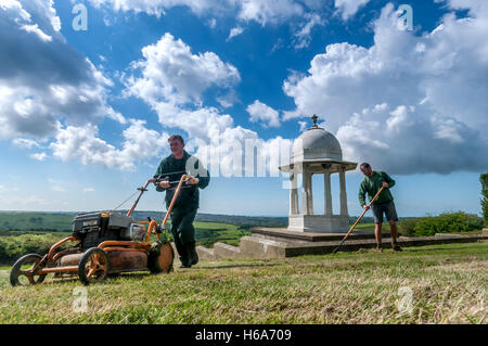 Consiglio lavoratori pulire il memoriale Chattri prima della commemorazione annuale del servizio. Foto Stock