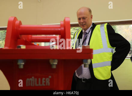 Segretario dei trasporti Chris Grayling durante una visita a Miller UK Ltd a Cramlington, Northumberland, che fa di attrezzature per la costruzione e il movimento terra industries, dove egli ha illustrato i vantaggi dell'espansione ha annunciato ieri l'aeroporto di Heathrow con la prevista costruzione di una terza pista. Foto Stock