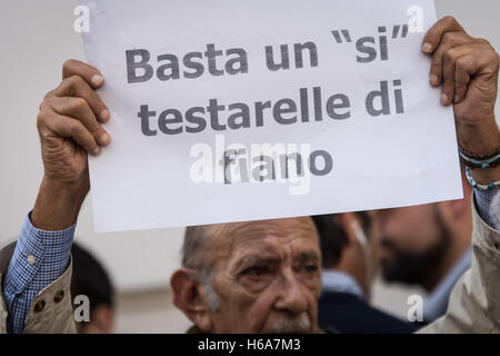 Roma, Italia. 25 ott 2016. Italia Roma 25 ottobre 2016, manifestazione del 5 Stelle di movimento (m5s) a sostegno del progetto di legge di dimezzare gli stipendi dei parlamentari. *** Caption locale *** Italia Roma 25 ottobre 2016, manifestazione del 5 Stelle di movimento (m5s) a sostegno del progetto di legge di dimezzare gli stipendi dei parlamentari. IIn foto sostenitori (M5S Credito: Andrea Ronchini/Alamy Live News Foto Stock