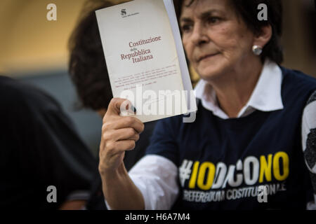 Roma, Italia. 25 ott 2016. Italia Roma 25 ottobre 2016, manifestazione del 5 Stelle di movimento (m5s) a sostegno del progetto di legge di dimezzare gli stipendi dei parlamentari. *** Caption locale *** Italia Roma 25 ottobre 2016, manifestazione del 5 Stelle di movimento (m5s) a sostegno del progetto di legge di dimezzare gli stipendi dei parlamentari. foto di sostenitori (M5S) Credito: Andrea Ronchini/Alamy Live News Foto Stock