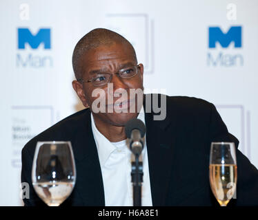 Londra, Regno Unito. 25 ott 2016. Paul Beatty, primo autore statunitense a vincere il Man Booker Prize 2016 per il suo romanzo Il venduto in occasione della cerimonia di premiazione, la Guildhall London REGNO UNITO 25 ottobre 2016 Credit: Prixpics/Alamy Live News Foto Stock