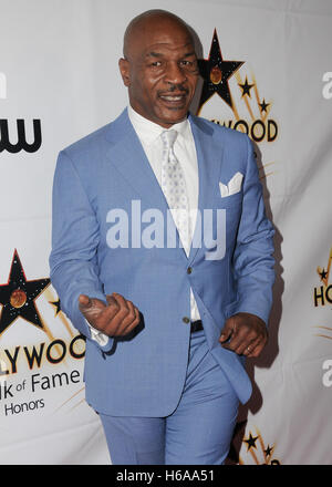 Hollywood, CA, Stati Uniti d'America. 25 ott 2016. 25 Ottobre 2016 - Hollywood, California. Mike Tyson. Hollywood Walk of Fame onori presso Taglyan complesso. Photo credit: Birdie Thompson/AdMedia Credito: Birdie Thompson/AdMedia/ZUMA filo/Alamy Live News Foto Stock