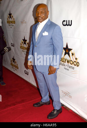 Los Angeles, California, USA. 25 ott 2016. Mike Tyson assiste la Hollywood Walk of Fame onori a Taglyan complesso su ottobre 25, 2016 a Los Angeles, California. Credito: la foto di accesso/Alamy Live News Foto Stock