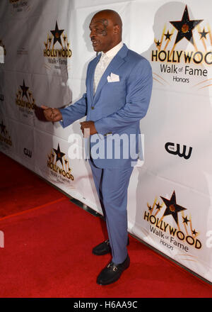 Los Angeles, California, USA. 25 ott 2016. Mike Tyson assiste la Hollywood Walk of Fame onori a Taglyan complesso su ottobre 25, 2016 a Los Angeles, California. Credito: la foto di accesso/Alamy Live News Foto Stock