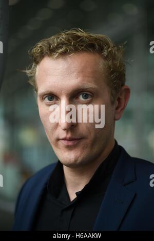 Frankfurt am Main, Germania. Xix oct, 2016. Anselmo Lenz nella 68 a Francoforte Fiera del Libro di Francoforte sul Meno, Germania, ottobre 2016. | In tutto il mondo di utilizzo © dpa/Alamy Live News Foto Stock