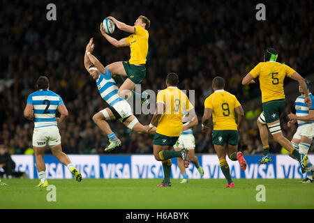 Londra, Regno Unito. 08 ott 2016. Il campionato di rugby, Round 6: faccia Argentina Australia a Twickenham Stadium di Londra, 08.10.2016 Da sinistra: Agustin Creevy (Argentina, 2), Javier Ortega Desio (Argentina, 7), Dane Haylett-Petty (Australien, 14), Sekope Kepu (Australien, 3), Genia (Australien, 9) e Adam Coleman (Australien, 5) Fotografo: Jürgen Kessler © dpa/Alamy Live News Foto Stock