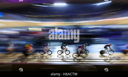 Lee Valley VeloPark, Londra, Regno Unito. 25 ott 2016. Primo giorno di Sei Giorni per Londra. Piloti competere nei sei giorni di gara ciclistica centrata intorno al Madison. Questo sarà l'ultimo evento che Wiggins compete in NEL REGNO UNITO. Credito: Clive Jones/Alamy Live News Foto Stock