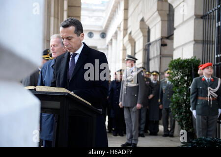 Vienna, Austria. 26 ottobre, 2016. Nazionale austriaco del giorno 2016 a Heldenplatz di Vienna. Ci sono stati 2.000 reclute in servizio nell'esercito. La figura mostra il Cancelliere federale Christian Kern. Credito: Franz Perc/Alamy Live News Foto Stock