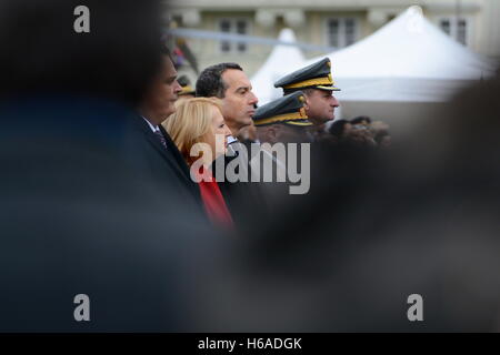 Vienna, Austria. 26th ottobre 2016. Giornata nazionale austriaca 2016 a Heldenplatz a Vienna. Ci erano 2.000 reclute in servizio nell'esercito. La foto mostra il Presidente del Consiglio, (da L a R) Doris Bures (SPÖ) e il Cancelliere federale Christian Kern (SPÖ). Credit: Franz PERC/Alamy Live News Foto Stock