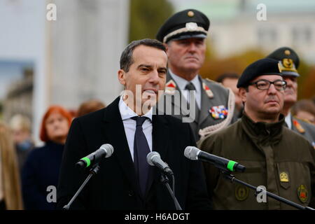 Vienna, Austria. 26 ottobre, 2016. Nazionale austriaco del giorno 2016 a Heldenplatz di Vienna. Ci sono stati 2.000 reclute in servizio nell'esercito. La figura mostra il Cancelliere federale Christian Kern. Credito: Franz Perc/Alamy Live News Foto Stock