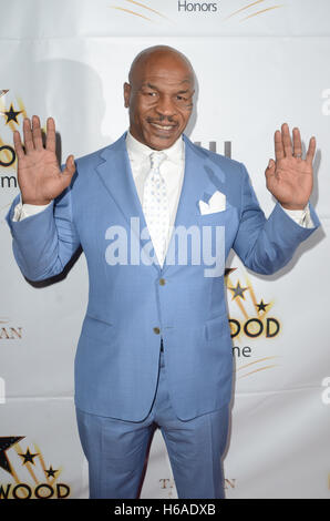 Los Angeles, Ca, Stati Uniti d'America. 25 ott 2016. Mike Tyson all'Hollywood Walk of Fame onori a Taglyan complesso su ottobre 25, 2016 a Los Angeles, California. © David Edwards/media/punzone Alamy Live News Foto Stock