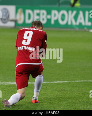 Ingolstadt la Moritz Hartmann reagisce durante la DFB Pokal 2. round partita di calcio tra Eintracht Francoforte e FC Ingolstadt 04 in la Commerzbank Arena in Frankfurt am Main, Germania, 25 ottobre 3016. Foto: FRANK RUMPENHORST/dpa Foto Stock