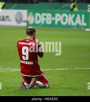 Ingolstadt la Moritz Hartmann reagisce durante la DFB Pokal 2. round partita di calcio tra Eintracht Francoforte e FC Ingolstadt 04 in la Commerzbank Arena in Frankfurt am Main, Germania, 25 ottobre 3016. Foto: FRANK RUMPENHORST/dpa Foto Stock