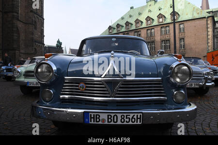 Bremen, Germania. 26 ott 2016. Un "Isabella" dal produttore di automobili Borgward dal 60s è parcheggiato di fronte al palazzo del municipio con altri modelli di Brema, Germania, 26 ottobre 2016. Il gruppo Borgward AG è la creazione di rapporti sulla loro ulteriori passi in Europa. Foto: CARMEN JASPERSEN/dpa/Alamy Live News Foto Stock