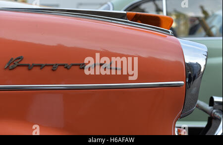 Bremen, Germania. 26 ott 2016. "Borgward' può essere letta sul parafango di un Bogward automobile dal 60s a Bremen, Germania, 26 ottobre 2016. Il gruppo Borgward AG è la creazione di rapporti sulla loro ulteriori passi in Europa. Foto: CARMEN JASPERSEN/dpa/Alamy Live News Foto Stock