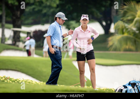 Kuala Lumpur, Malesia. 26 ott 2016. Stati Uniti d'America Jessica Korda sentito dolore sul suo lato sinistro durante la riproduzione di un round di golf ma ha lasciato il campo di golf con un LPGA ufficiale e caddy. Campionato di avviare la riproduzione su 27 Ott. Credito: Danny Chan/Alamy Live News. Foto Stock