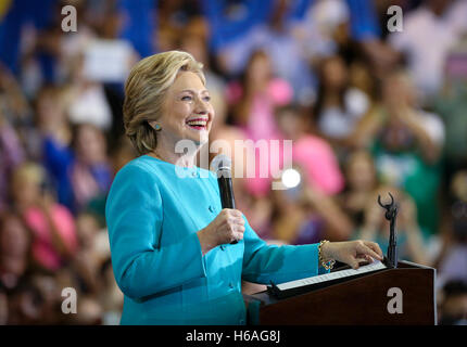 Florida, Stati Uniti d'America. 26 ott 2016. Hillary Clinton parla di un voto anticipato al rally Elisabeth W. Erling palestra a Palm Beach stato collegio di Lake Worth Mercoledì, Ottobre 26, 2016. Credito: Bruce R. Bennett/Palm Beach post/ZUMA filo/Alamy Live News Foto Stock