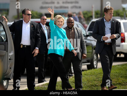 Florida, Stati Uniti d'America. 26 ott 2016. Hillary Clinton arriva a un voto anticipato al rally di Palm Beach stato collegio di Lake Worth Mercoledì, Ottobre 26, 2016. Credito: Bruce R. Bennett/Palm Beach post/ZUMA filo/Alamy Live News Foto Stock