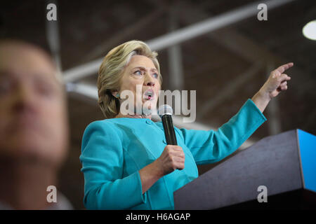 Florida, Stati Uniti d'America. 26 ott 2016. Hillary Clinton parla di un voto anticipato al rally Elisabeth W. Erling palestra a Palm Beach stato collegio di Lake Worth Mercoledì, Ottobre 26, 2016. Credito: Bruce R. Bennett/Palm Beach post/ZUMA filo/Alamy Live News Foto Stock