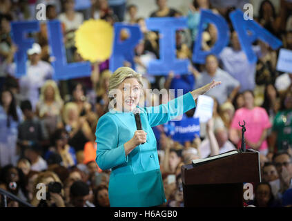 Florida, Stati Uniti d'America. 26 ott 2016. Hillary Clinton parla di un voto anticipato al rally Elisabeth W. Erling palestra a Palm Beach stato collegio di Lake Worth Mercoledì, Ottobre 26, 2016. Credito: Bruce R. Bennett/Palm Beach post/ZUMA filo/Alamy Live News Foto Stock