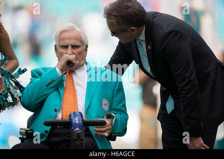 Giardini di Miami, Florida, Stati Uniti d'America. 26 ott 2016. Ex delfini head coach Don Shula con i delfini il Presidente e CEO di Tom Garfinkle al Hard Rock Stadium di Miami, in Florida, il 23 ottobre 2016. © Allen Eyestone/Palm Beach post/ZUMA filo/Alamy Live News Foto Stock