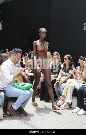 Sao Paulo, Brasile. 26 ottobre, 2016. Sfilata di acqua di cocco marca durante São Paulo Fashion Week svoltasi a N42 Artefatto in São Paulo, SP. Credito: Foto Arena LTDA/Alamy Live News Foto Stock