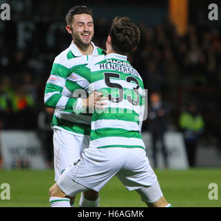 Victoria Park, Dingwall, Scozia. 26 ott 2016. Premier League scozzese di calcio. Ross County versus celtico. Patrick Roberts celebra con Liam Henderson Credito: Azione Sport Plus/Alamy Live News Foto Stock