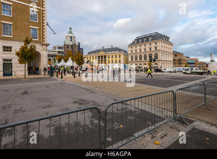 Poundbury, Dorset, Regno Unito. 26 ott 2016. Regno Unito Meteo. La regina madre piazza di Poundbury nel Dorset essendo predisposta per la visita della Regina di domani (Giovedi 27th) per lo scoprimento della statua della regina madre. Anche in partecipazione per l'inaugurazione sarà il Duca di Edimburgo, il principe Carlo e Camilla. Nella foto è raffigurato il Buckingham Palace replica chiamato Capstone House e la duchessa di Cornovaglia Inn. Credito Foto: Graham Hunt/Alamy Live News Foto Stock