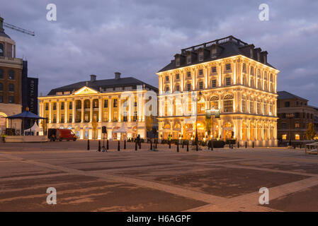 Poundbury, Dorset, Regno Unito. 26 ott 2016. Regno Unito Meteo. La regina madre piazza di Poundbury nel Dorset essendo predisposta per la visita della Regina di domani (Giovedi 27th) per lo scoprimento della statua della regina madre. Anche in partecipazione per l'inaugurazione sarà il Duca di Edimburgo, il principe Carlo e Camilla. Nella foto è raffigurato il Buckingham Palace replica chiamato Capstone House e la duchessa di Cornovaglia Inn che sono accese fino al tramonto. Credito Foto: Graham Hunt/Alamy Live News Foto Stock