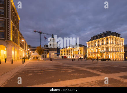 Poundbury, Dorset, Regno Unito. 26 ott 2016. Regno Unito Meteo. La regina madre piazza di Poundbury nel Dorset essendo predisposta per la visita della Regina di domani (Giovedi 27th) per lo scoprimento della statua della regina madre. Anche in partecipazione per l'inaugurazione sarà il Duca di Edimburgo, il principe Carlo e Camilla. Nella foto è raffigurato il Royal Pavilion, il Buckingham Palace replica chiamato Capstone House e la duchessa di Cornovaglia Inn che sono accese fino al tramonto. Credito Foto: Graham Hunt/Alamy Live News Foto Stock