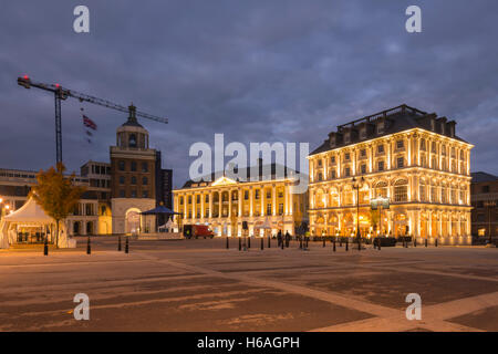 Poundbury, Dorset, Regno Unito. 26 ott 2016. Regno Unito Meteo. La regina madre piazza di Poundbury nel Dorset essendo predisposta per la visita della Regina di domani (Giovedi 27th) per lo scoprimento della statua della regina madre. Anche in partecipazione per l'inaugurazione sarà il Duca di Edimburgo, il principe Carlo e Camilla. Nella foto è raffigurato il Royal Pavilion, il Buckingham Palace replica chiamato Capstone House e la duchessa di Cornovaglia Inn che sono accese fino al tramonto. Credito Foto: Graham Hunt/Alamy Live News Foto Stock