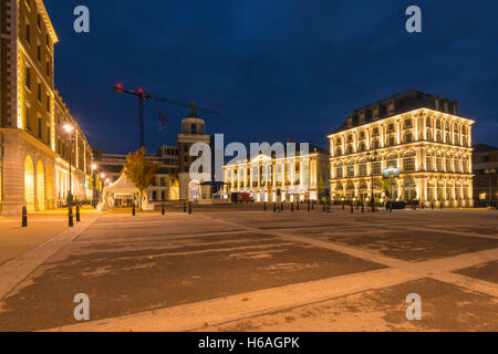 Poundbury, Dorset, Regno Unito. 26 ott 2016. Regno Unito Meteo. La regina madre piazza di Poundbury nel Dorset essendo predisposta per la visita della Regina di domani (Giovedi 27th) per lo scoprimento della statua della regina madre. Anche in partecipazione per l'inaugurazione sarà il Duca di Edimburgo, il principe Carlo e Camilla. Nella foto è raffigurato il Royal Pavilion, il Buckingham Palace replica chiamato Capstone House e la duchessa di Cornovaglia Inn che sono accese fino al tramonto. Credito Foto: Graham Hunt/Alamy Live News Foto Stock