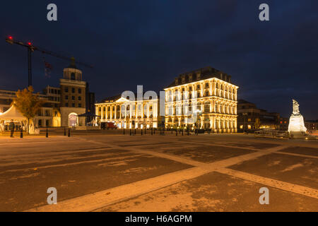 Poundbury, Dorset, Regno Unito. 26 ott 2016. Regno Unito Meteo. La regina madre piazza di Poundbury nel Dorset essendo predisposta per la visita della Regina di domani (Giovedi 27th) per lo scoprimento della statua della regina madre. Anche in partecipazione per l'inaugurazione sarà il Duca di Edimburgo, il principe Carlo e Camilla. Nella foto è raffigurato il Royal Pavilion, il Buckingham Palace replica chiamato Capstone House e la duchessa di Cornovaglia Inn che sono accese fino al tramonto. Credito Foto: Graham Hunt/Alamy Live News Foto Stock