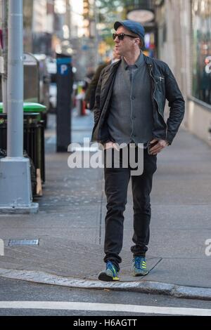 New York, NY, STATI UNITI D'AMERICA. 26 ott 2016. Damian Lewis, spotted in midtown fuori e circa per celebrità Candids - MER, New York, NY Ottobre 26, 2016. Credito: al pastore/Everett raccolta/Alamy Live News Foto Stock