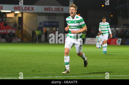 Victoria Park, Dingwall, Scozia. 26 ott 2016. Premier League scozzese di calcio. Ross County versus celtico. Stuart Armstrong celebra il suo obiettivo Credito: Azione Sport Plus/Alamy Live News Foto Stock