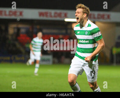 Victoria Park, Dingwall, Scozia. 26 ott 2016. Premier League scozzese di calcio. Ross County versus celtico. Stuart Armstrong celebra il suo obiettivo Credito: Azione Sport Plus/Alamy Live News Foto Stock