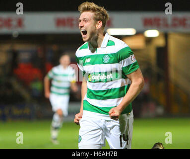 Victoria Park, Dingwall, Scozia. 26 ott 2016. Premier League scozzese di calcio. Ross County versus celtico. Stuart Armstrong celebra il suo obiettivo Credito: Azione Sport Plus/Alamy Live News Foto Stock