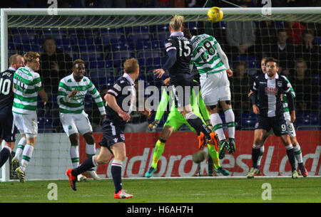 Victoria Park, Dingwall, Scozia. 26 ott 2016. Premier League scozzese di calcio. Ross County versus celtico. Andrew Davies capi verso l obiettivo Credito: Azione Sport Plus/Alamy Live News Foto Stock