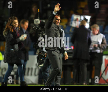 Victoria Park, Dingwall, Scozia. 26 ott 2016. Premier League scozzese di calcio. Ross County versus celtico. Brendan Rodgers saluta il lontano support Credit: Azione Plus sport/Alamy Live News Foto Stock