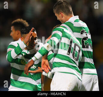 Victoria Park, Dingwall, Scozia. 26 ott 2016. Premier League scozzese di calcio. Ross County versus celtico. Moussa Dembele celebra con Emilio Izaguirre Credito: Azione Sport Plus/Alamy Live News Foto Stock