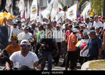 Valencia, Carabobo, Venezuela. 26 ott 2016. Ottobre 26, 2016 - Valencia, Carabobo, Venezuela - 26 Ottobre 2016 - Valencia, Carabobo, Venezuela - 25 Ottobre 2016 - Valencia, Carabobo, Venezuela - l'opposizione hanno marciato dal richiamo in Venezuela. Il mese di marzo ha avuto luogo contemporaneamente in tutte le città. La leadership di opposizione annuncia nuove azioni di strada nei prossimi giorni, compresa una 12 ore di sciopero generale a livello nazionale. A Valencia la folla ha preso l'autostrada causando caos del traffico in tutta la città. A Valencia in Venezuela. Credito: Juan Carlos Hernandez/ZUMA filo/Alamy Live News Foto Stock