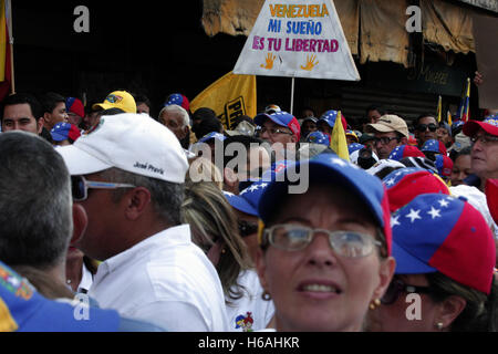 Valencia, Carabobo, Venezuela. 26 ott 2016. Ottobre 26, 2016 - Valencia, Carabobo, Venezuela - 26 Ottobre 2016 - Valencia, Carabobo, Venezuela - 25 Ottobre 2016 - Valencia, Carabobo, Venezuela - l'opposizione hanno marciato dal richiamo in Venezuela. Il mese di marzo ha avuto luogo contemporaneamente in tutte le città. La leadership di opposizione annuncia nuove azioni di strada nei prossimi giorni, compresa una 12 ore di sciopero generale a livello nazionale. A Valencia la folla ha preso l'autostrada causando caos del traffico in tutta la città. A Valencia in Venezuela. Credito: Juan Carlos Hernandez/ZUMA filo/Alamy Live News Foto Stock