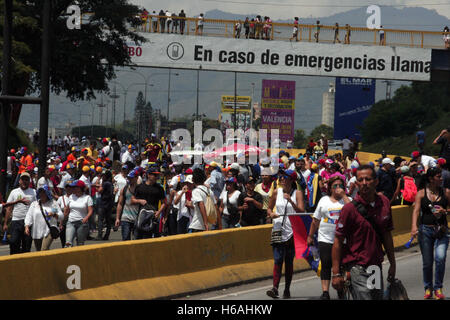 Valencia, Carabobo, Venezuela. 26 ott 2016. Ottobre 26, 2016 - Valencia, Carabobo, Venezuela - 26 Ottobre 2016 - Valencia, Carabobo, Venezuela - 25 Ottobre 2016 - Valencia, Carabobo, Venezuela - l'opposizione hanno marciato dal richiamo in Venezuela. Il mese di marzo ha avuto luogo contemporaneamente in tutte le città. La leadership di opposizione annuncia nuove azioni di strada nei prossimi giorni, compresa una 12 ore di sciopero generale a livello nazionale. A Valencia la folla ha preso l'autostrada causando caos del traffico in tutta la città. A Valencia in Venezuela. Credito: Juan Carlos Hernandez/ZUMA filo/Alamy Live News Foto Stock