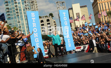 Tampa, Florida, Stati Uniti d'America. 26 ott 2016. Ottobre 26, 2016 - Tampa, Florida, Stati Uniti - Candidato presidenziale democratica Hillary Clinton onde ai sostenitori come lei arriva in corrispondenza di un inizio di campagna di voto al rally di Curtis Hixon Waterfront Park a Tampa, Florida il 26 ottobre 2016, la sua sessantanovesima compleanno. Credito: Paul Hennessy/Alamy Live News Foto Stock